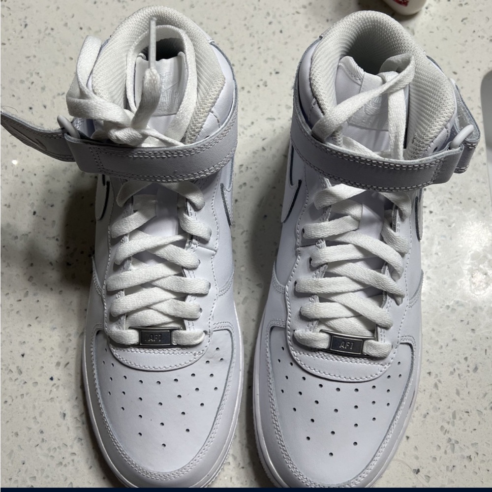 New, only tried on, 6.5Y